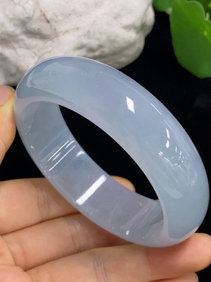 F46517026 翡翠正圈手镯  货品总重约89.06g  圈口58.6