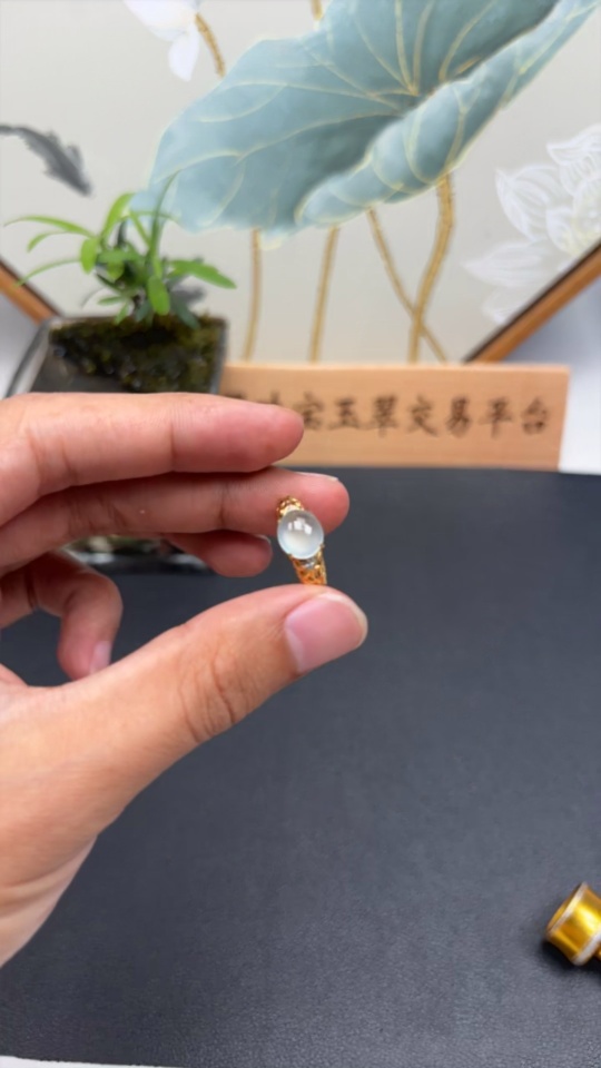 F29356425 Jadeite inlaid with 18k gold and diamonds, total weight approximately 2.42g, size 17