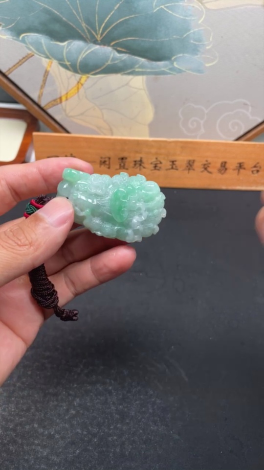 F33900300 Jadeite cabbage pendant Total weight about 48.7g (including rope weight)