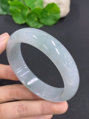 F42967172 翡翠正圈手镯 货品总重量约65.2克 圈口57