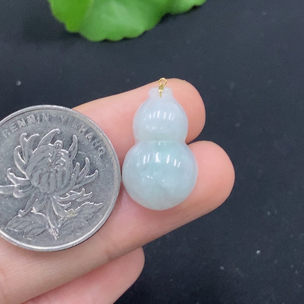 F28202004 Jadeite Gourd Pendant with 18K Gold Clasp, Total Weight Approx. 2.58g