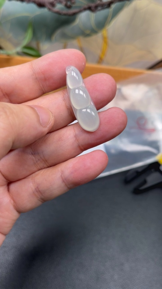 F34075308 Jadeite Auspicious Bean Inlay Piece Total Weight Approx. 3.17g