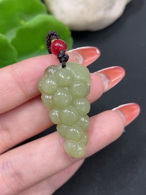 H34017003 Hetian Jade Pendant Grape