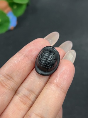H41938574 和田玉挂件 富甲天下 货品总重约4g 颜色成因未定