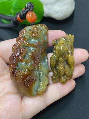 F46594089 翡翠挂件一手走 颜色成因未定
