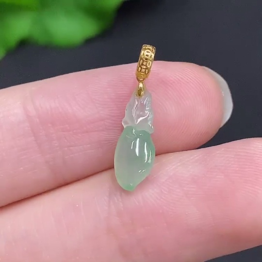 F33941106 Jadeite Auspicious Gourd Pendant with 18k Gold Clasp, Total Weight Approximately 0.3g