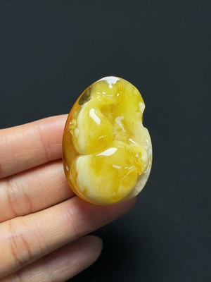 C46537818 琥珀蜜蜡挂件 覆无色膜  局部可见修补 货品总重约12.48克