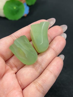 H41810743 岫玉(蛇纹石玉)挂件  货品总重约24g