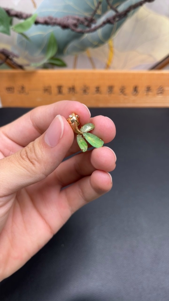 F33905953 Jadeite inlaid pendant 18K gold total weight about 2.9 grams