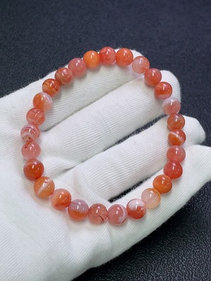 C31618112 South Red Bracelet with Visible Organic Matter, Total Weight Approx. 16.56g, Bead Size About 7.4mm