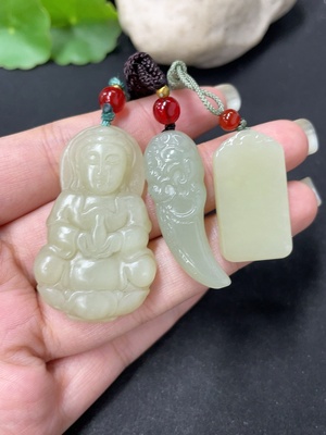 H45463338 和田玉挂件       货品总重约（含绳）28.2g      配珠非和田玉