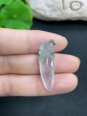 F46516110 翡翠挂件 含金量40% 货品总重约3.5g