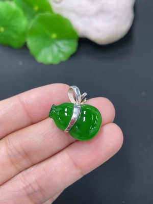 F41906773 翡翠镶嵌葫芦吊坠 非金 货品总约重3.09g