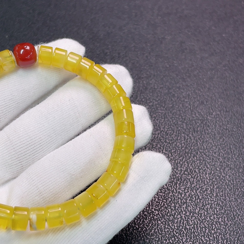 C33852072 Amber Beeswax Bracelet with Non-Natural Accent Stones, Total Weight Approx. 10.31g, Size About 7.6mm
