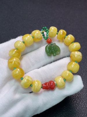 C34007396 Amber Beeswax Bracelet with Hetian Jade + Red Agate (Non-natural stones considered, total weight approx. 16.12g, size about 11.6mm)