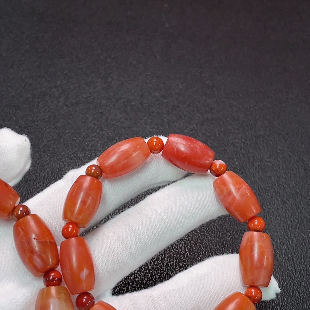 C35091871 Red Agate Bracelet with Visible Organic Matter, Total Weight Approximately 81.46g, Sell as a Lot