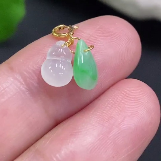 F31621451 Jadeite Pendant with 18K Gold Clasp, Total Weight Approx. 0.5g