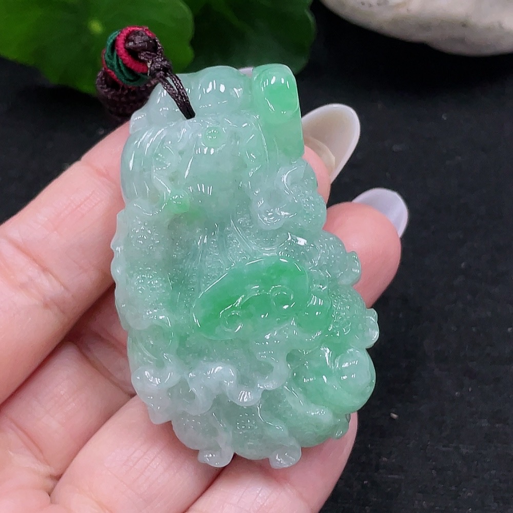 F33900300 Jadeite cabbage pendant Total weight about 48.7g (including rope weight)