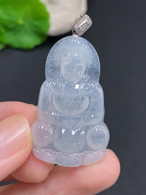 F30555920 Jadeite Guanyin Pendant with 18k Gold Clasp, Total Weight Approximately 6.7g