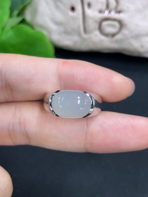 F43194256 翡翠戒指 18k 货品总重约4.8g  圈口11