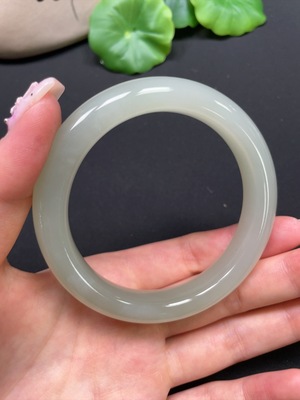 H41916335 和田玉正圈手镯 圈口58.2mm 总重约58.65g