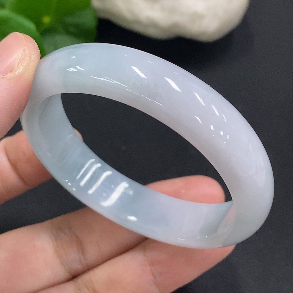 F34050705 Jadeite Concubine Bracelet with a total weight of approximately 37 grams, size 50/45, with a crack