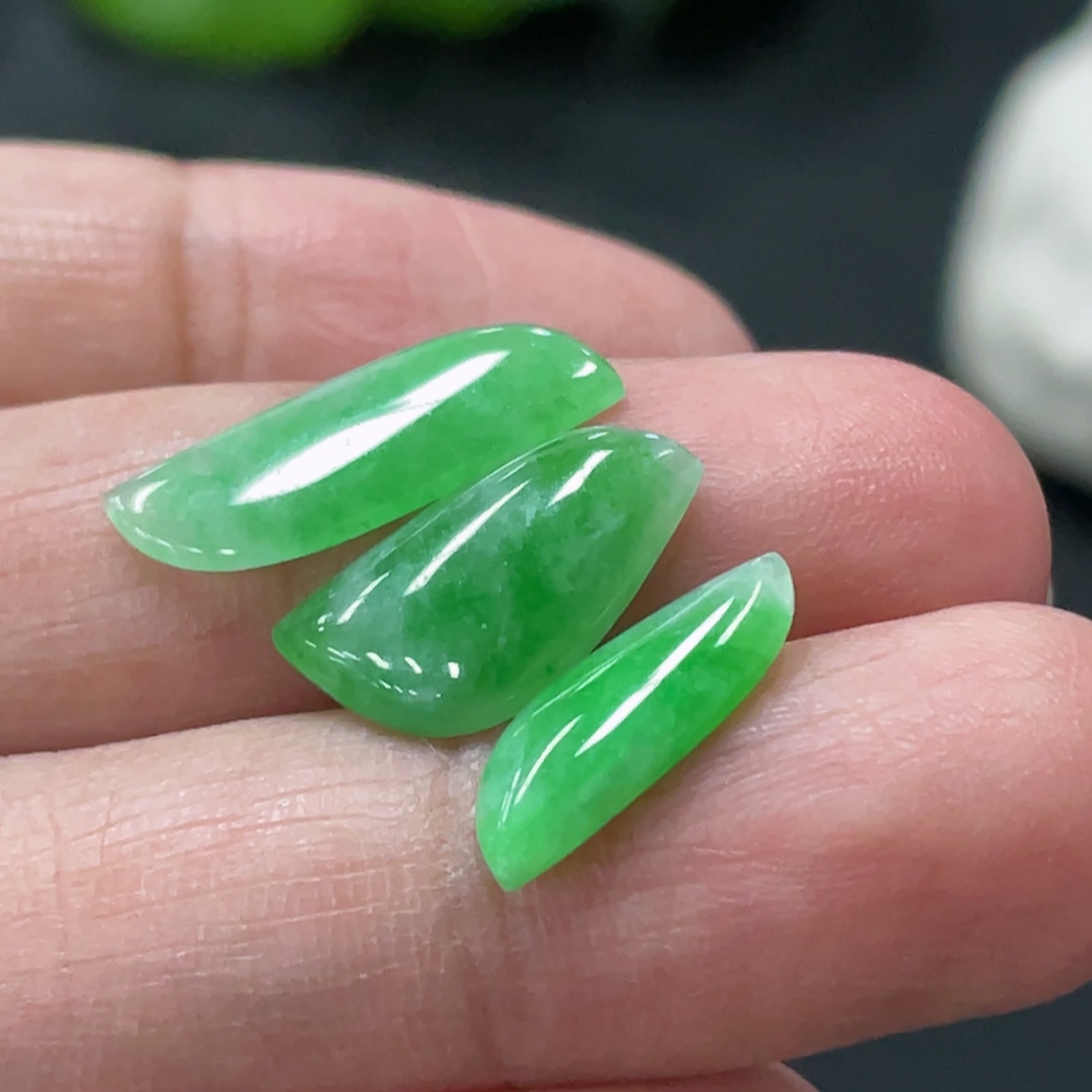 F33837380 Emerald Cabochon