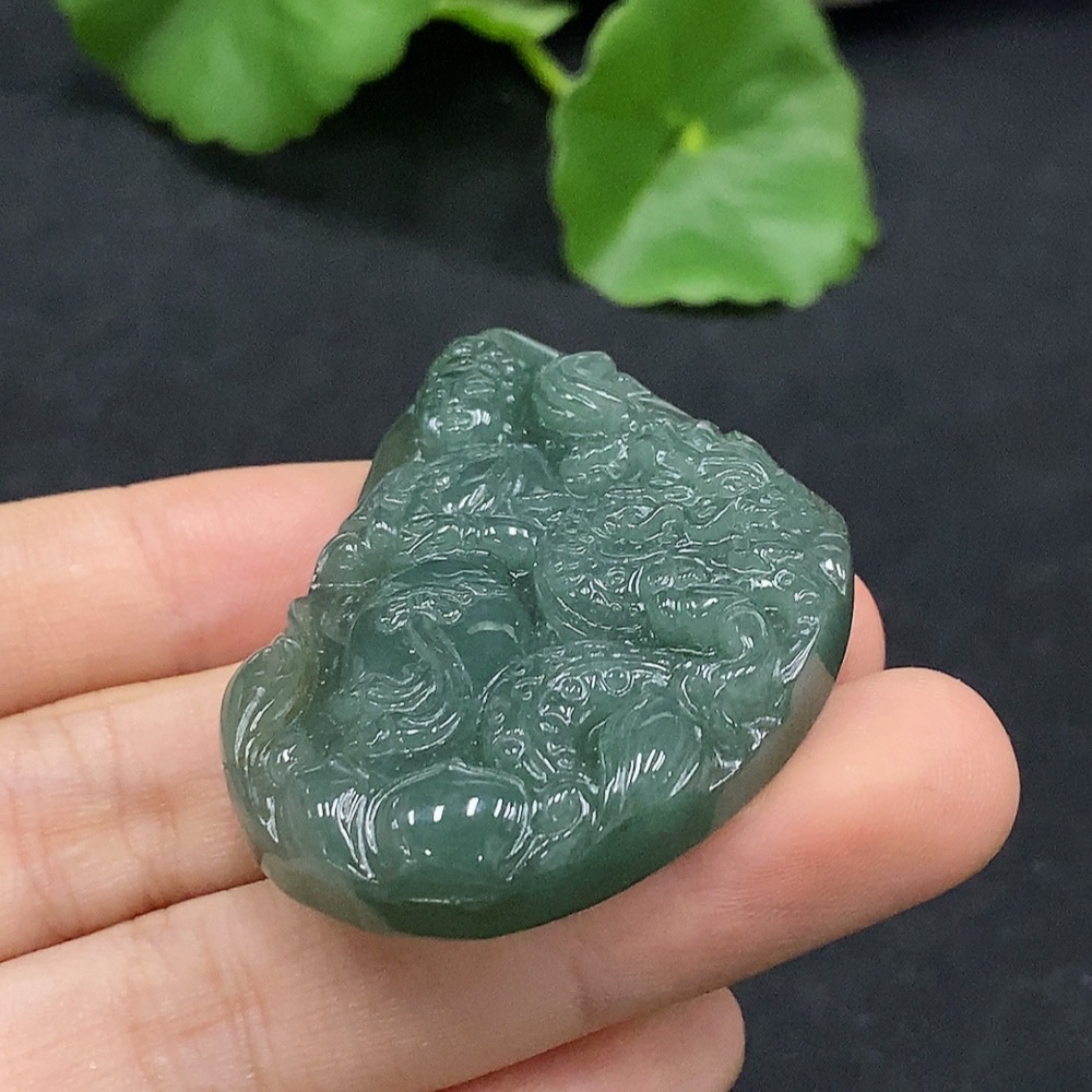 F30516467 Imperial Jadeite Guanyin Pendant with Dragon Design, Total Weight Approx. 21.87g