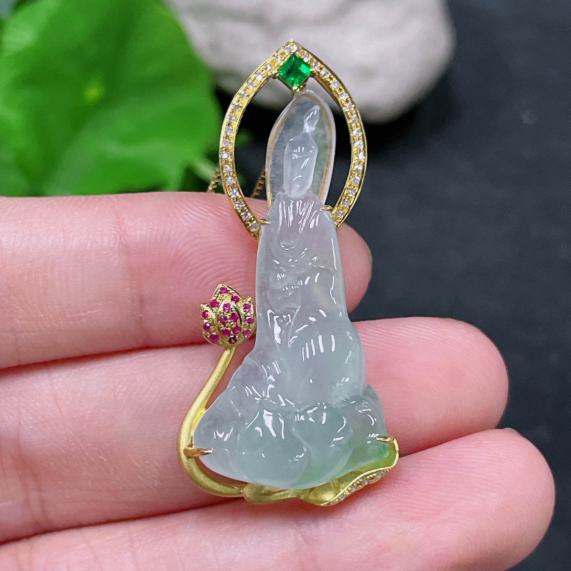 F33839447 Jadeite Guanyin Inlaid Pendant with 18K Gold and Diamond Accents, Colorless, Total Weight Including Chain Approximately 7.2g