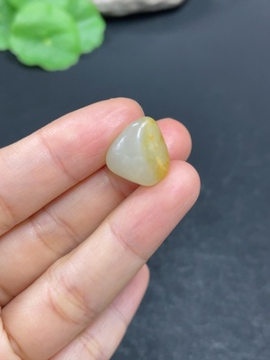 H42953498 和田玉        货品总重约2.4g    皮色成因未定