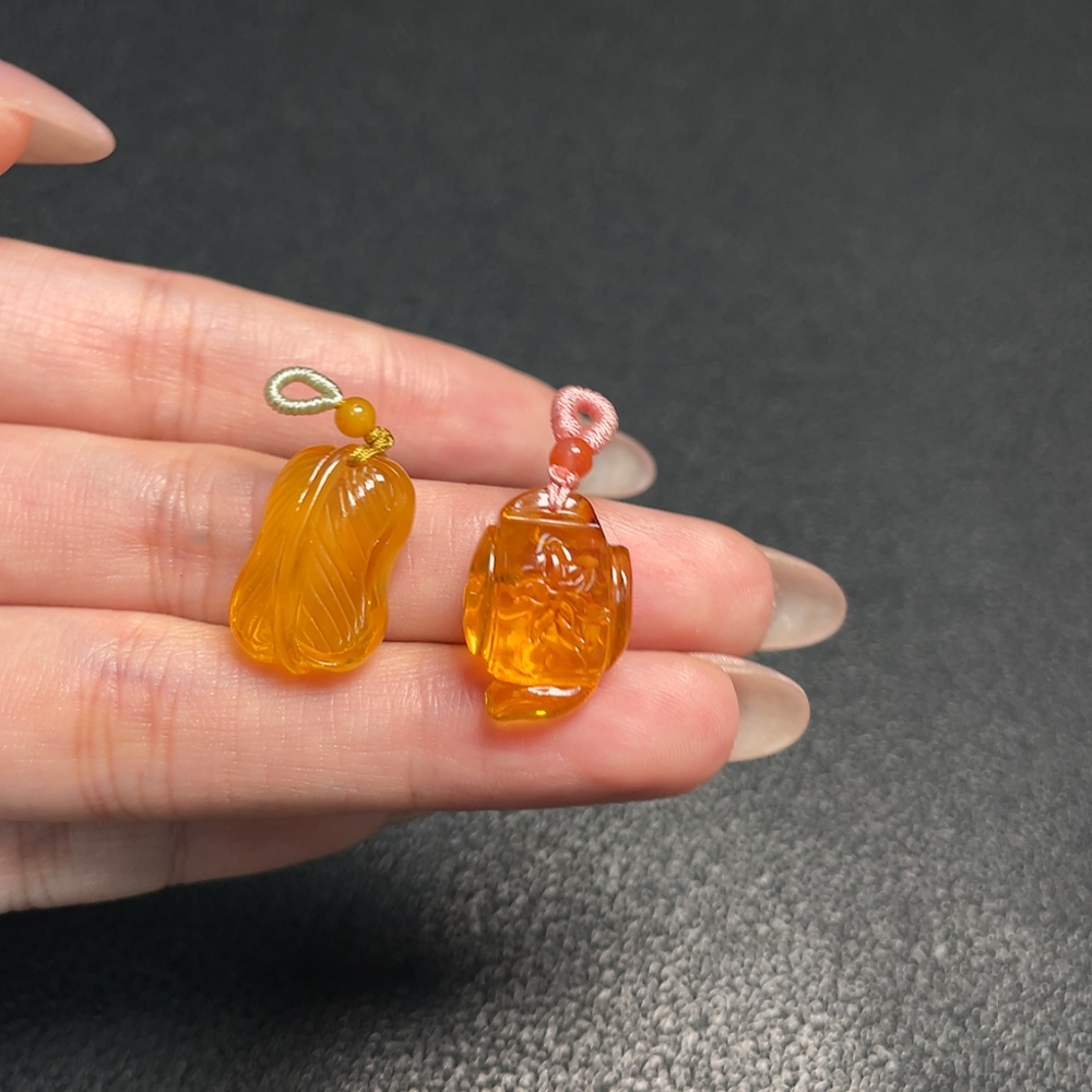 C34991347 Amber Beeswax Pendant with Colorless Coating, Total Weight Approx. 2.25g, Sell as a Lot