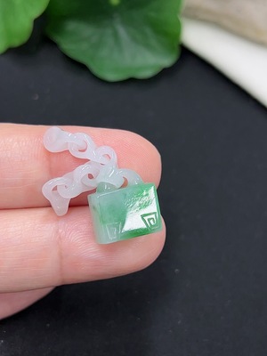 F41942240 翡翠挂件 货品总约重3.08g
