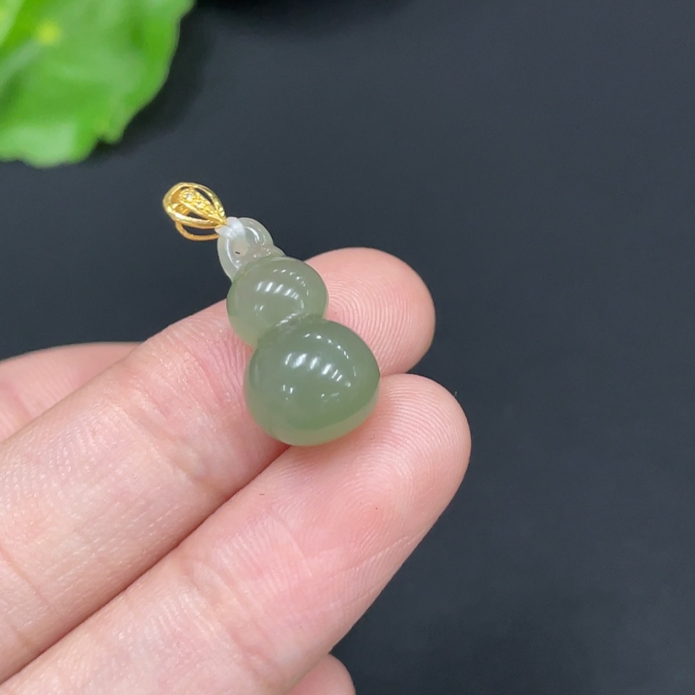 H29412153 Hetian Jade Pendant Gourd with 18k Gold Clasp Total Weight Approx. 2g