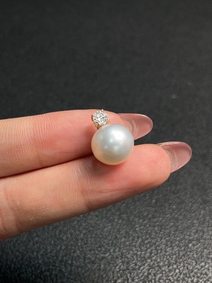 C28303300 Seawater Pearl Pendant in 18K Gold, Approx. 10.9mm, Total Weight About 1.95g