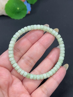 H42979333 和田玉手串 卡5.7mm左右 货品总重约13.4g 含其他矿物成分