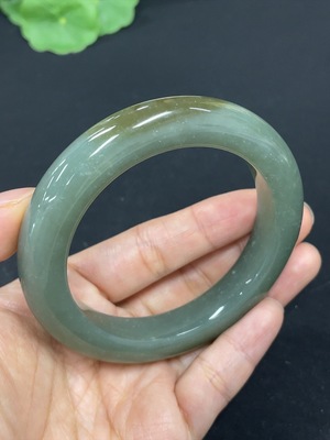 H43124241 和田玉正圈手镯   圈口56        货品总重约68.4g