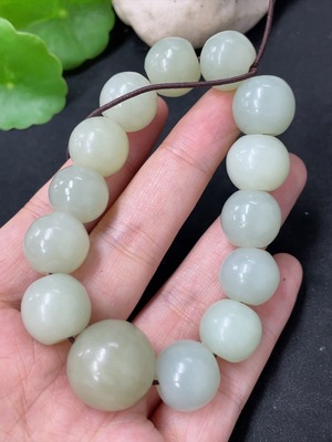 H42956992 和田玉手串 卡13mm左右  货品总重约63.5g