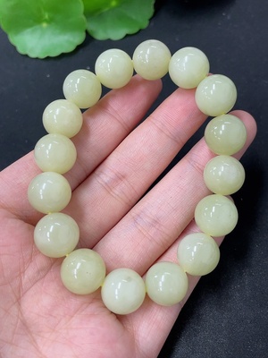 H46574529 和田玉手串    卡11.8mm左右   货品总重约43.9g   含其他矿物成份