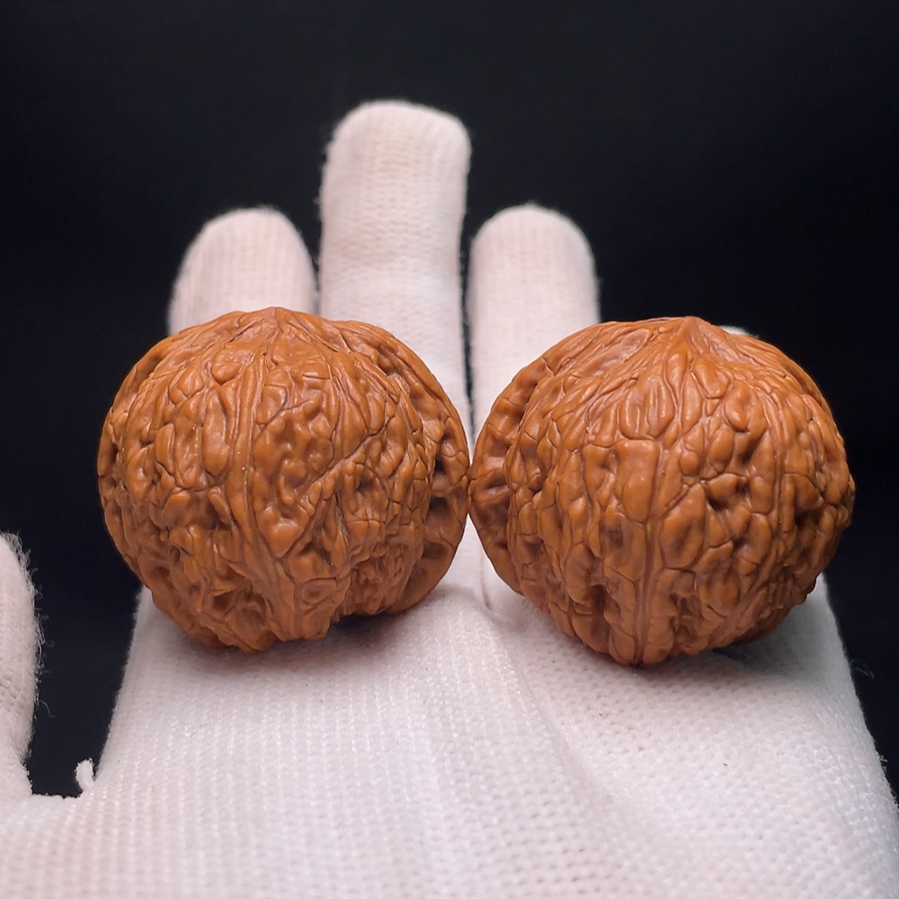 W34988942 Walnut Total weight approx. 31.85g Size approx. 37.2mm