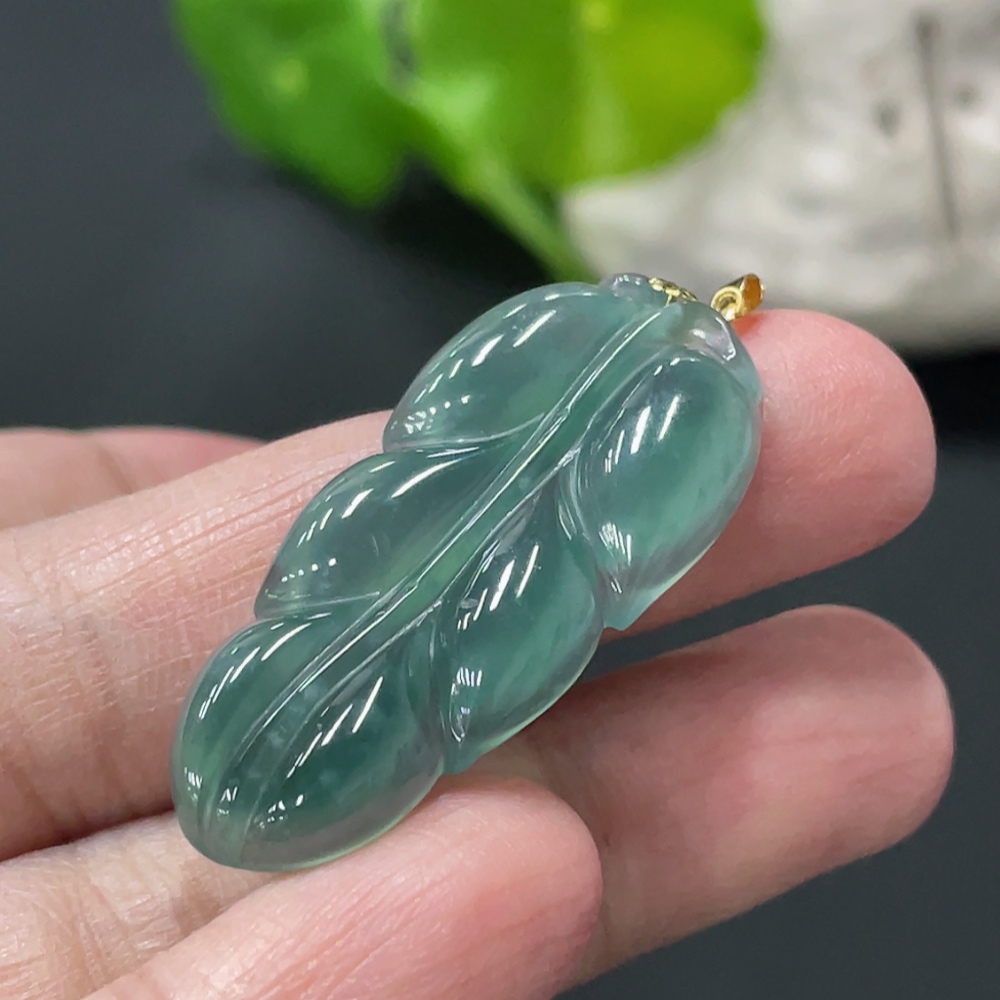 F34999359 Jadeite Leaf Pendant with 18K Gold Clasp, Total Weight Approx. 4.7g