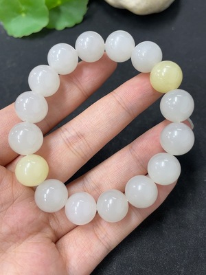 H46575458 和田玉手串  卡11.7mm左右    货品总重约42.4g
