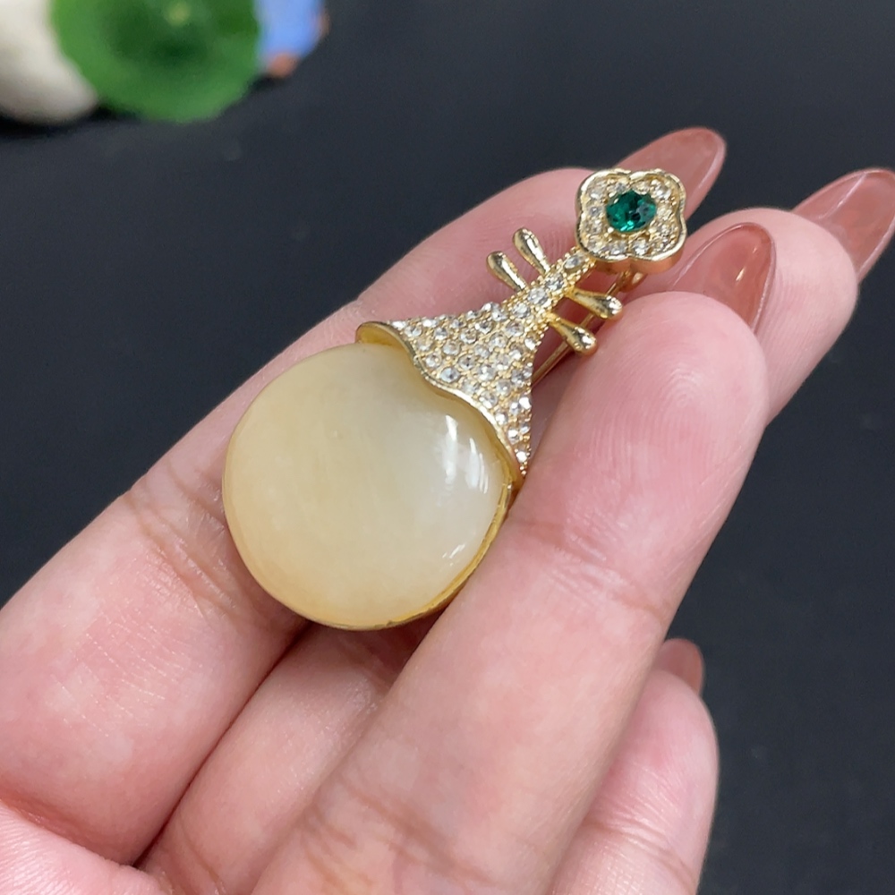 H34010733 Hetian Jade Inlaid Brooch