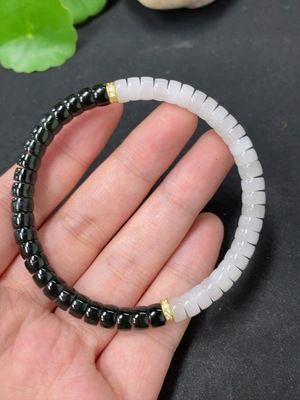 H42956486 和田玉手串 卡5.6mm左右  货品总重约14g 非金