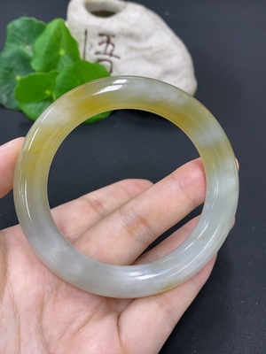 F45447898 翡翠圆条手镯 圈口56.4 货品总重约66.3克（颜色成因未定）