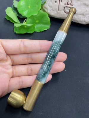 F46562727 翡翠烟杆 货品总重约88.4克（非金镶）（含其他矿物成分）