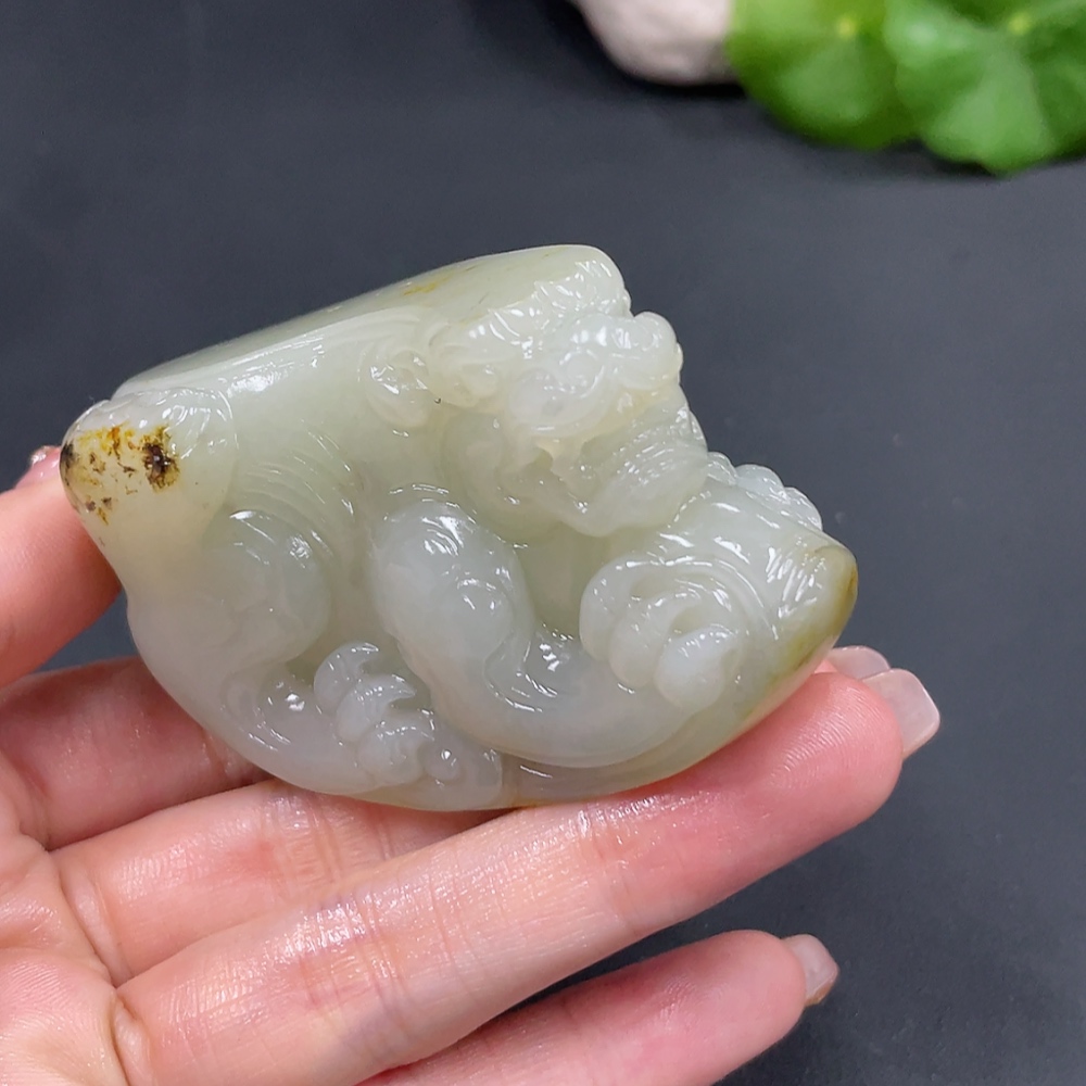 H23688258 Hetian Jade Seed Material Handheld Piece, Auspicious Beast, Total Weight Approx. 170g, Undetermined Skin Color Origin, Collection Card