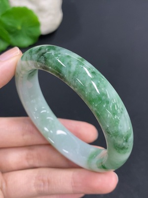 F42967756 翡翠正圈手镯 货品总重量约64.4克 圈口55