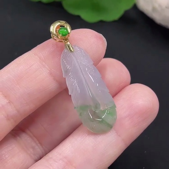 F27153368 Jadeite Feather Pendant with 18K Gold Clasp, Total Weight Approx. 2.2g