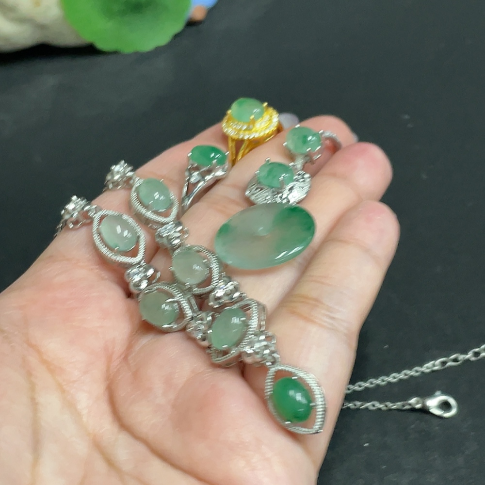 H33881367 African Emerald (Dulong Jade)