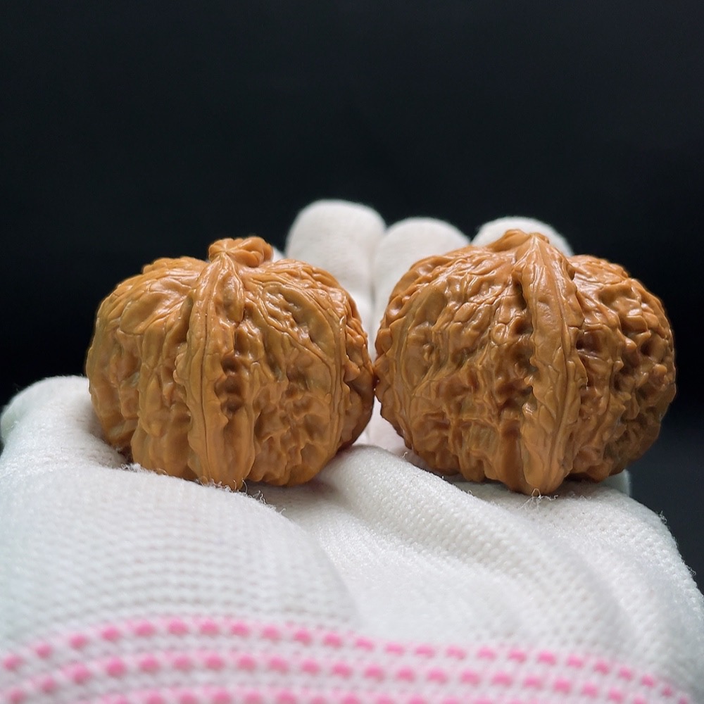 W34993525 Walnut Total weight approx. 33.7g Size approx. 39.3mm